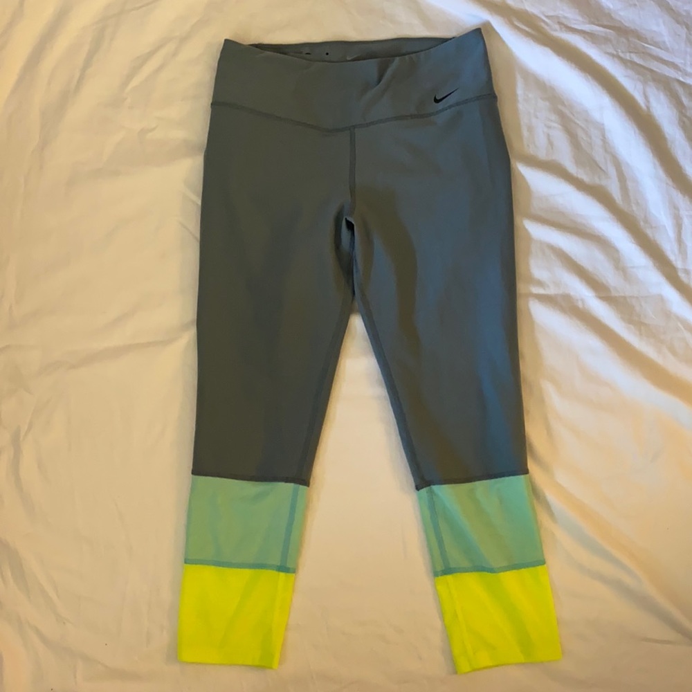 Women’s Nike Dri-Fit cropped leggings. Size Medium.